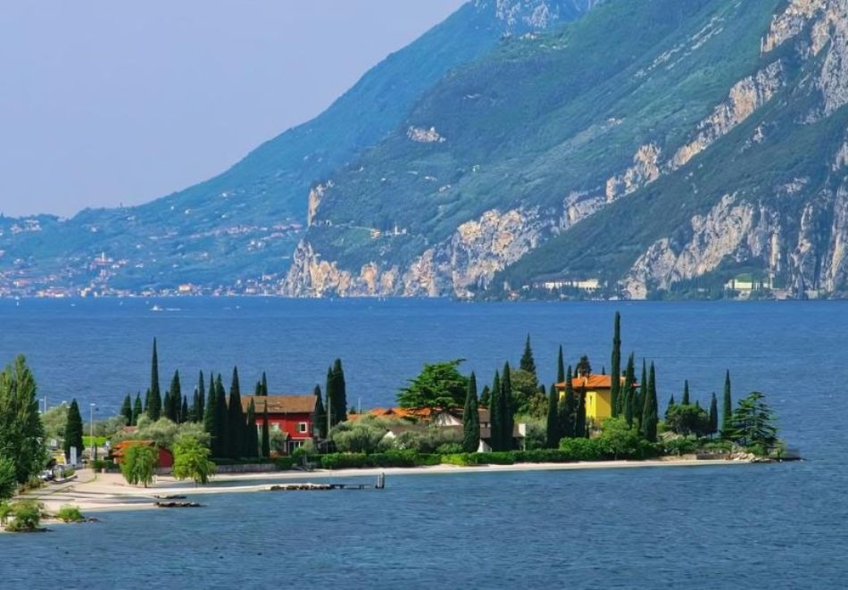 Екскурзия до Верона и Милано, Италия! Самолетен билет от София + 3 нощувки на човек със закуски + тур на езерото Гарда и възможност за посещение на Гардаленд!, снимка 2