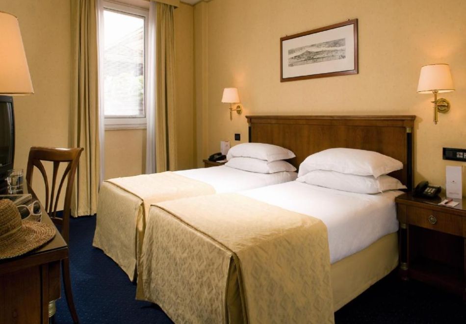 Нова Година в Неапол с полет от София! 4 нощувки със закуски на човек в хотел RAMADA NAPOLI 4*. Доплащане за Новогодишна вечеря!, снимка 2