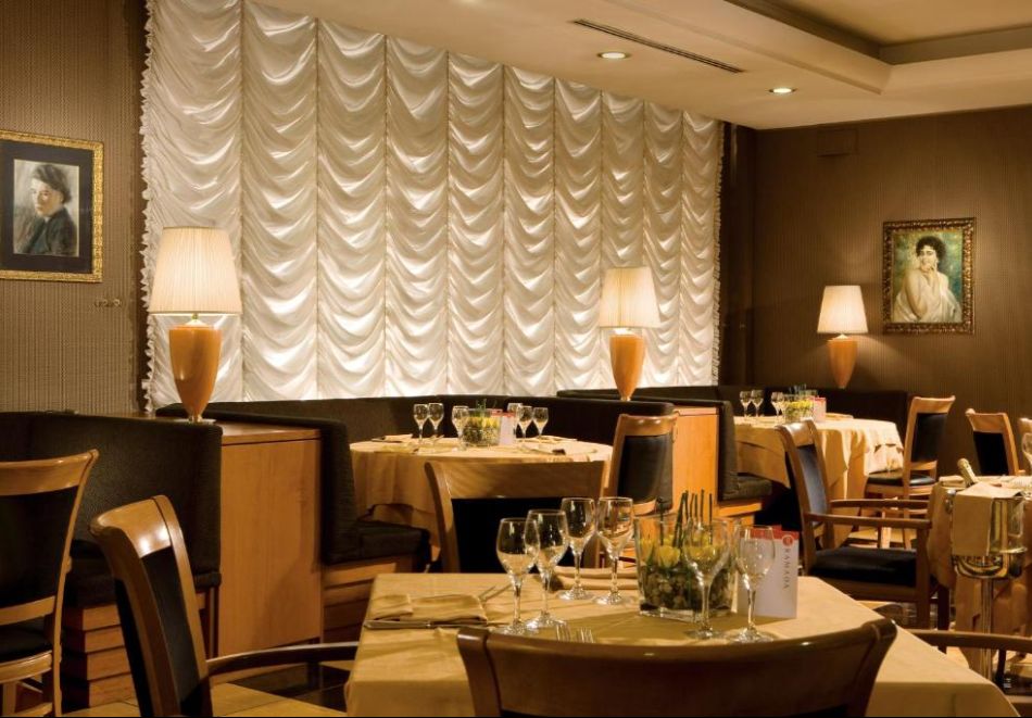 Нова Година в Неапол с полет от София! 4 нощувки със закуски на човек в хотел RAMADA NAPOLI 4*. Доплащане за Новогодишна вечеря!, снимка 3