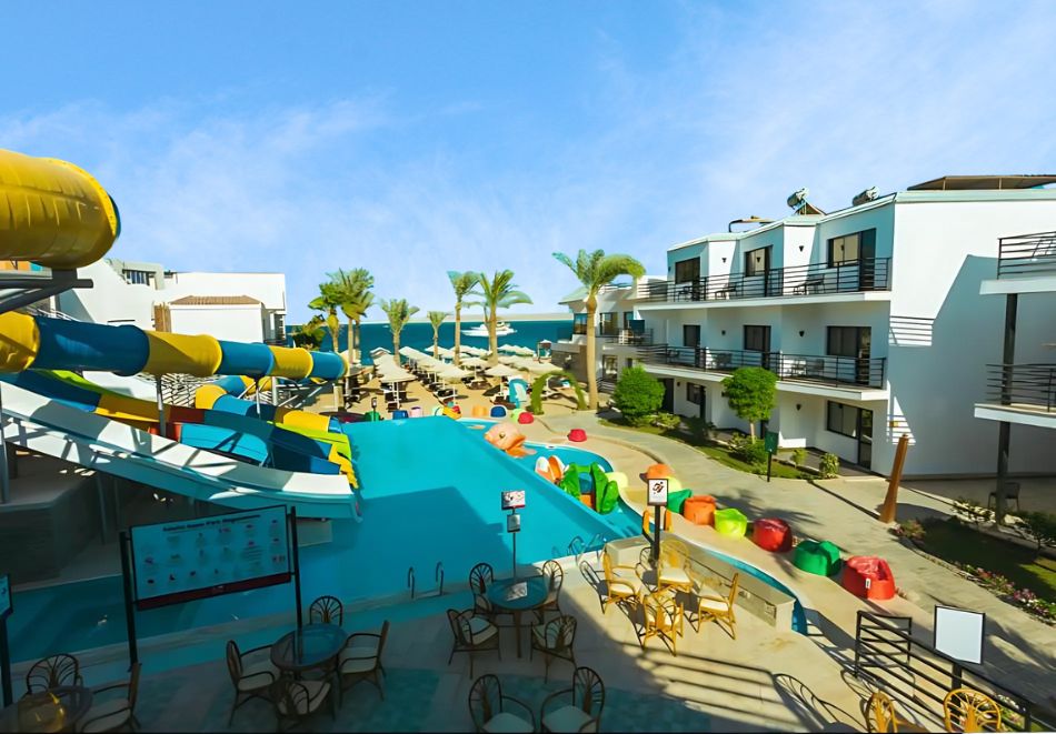 На първа линия с чартърен полет от София. 6 All Inclusive нощувки на човек в LA ROSA WAVES RESORT 4* + 1 нощувка, закуска, вечеря и посещение на пирамидите в Кайро, снимка 2