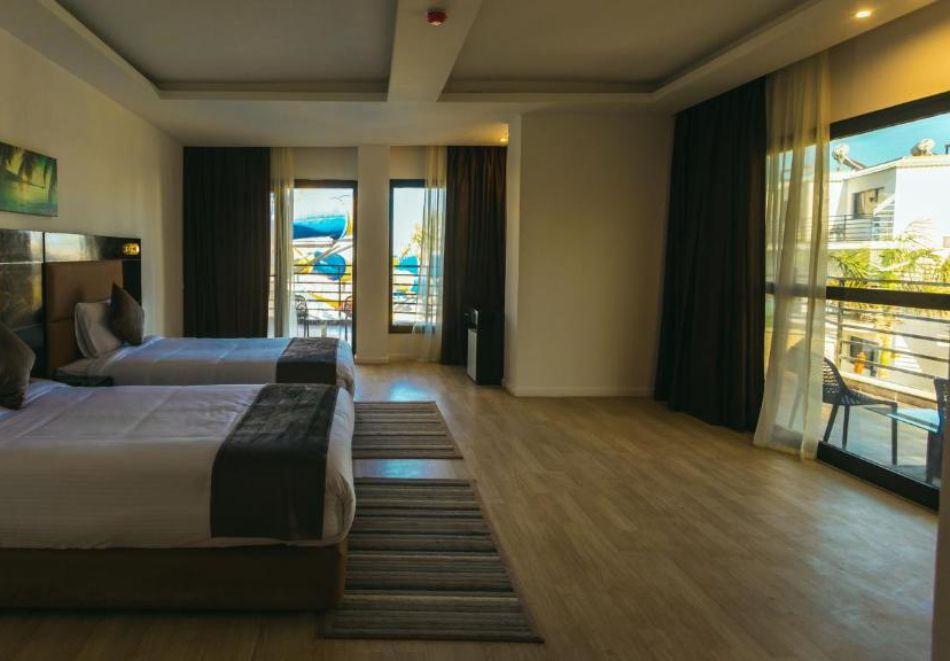 На първа линия с чартърен полет от София. 6 All Inclusive нощувки на човек в LA ROSA WAVES RESORT 4* + 1 нощувка, закуска, вечеря и посещение на пирамидите в Кайро, снимка 7