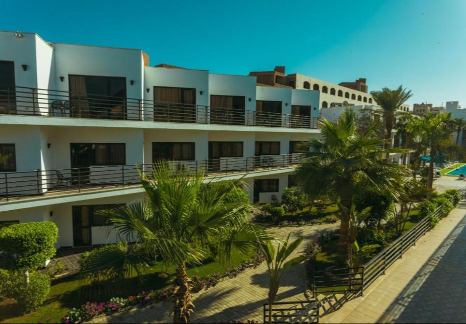 На първа линия с чартърен полет от София. 6 All Inclusive нощувки на човек в LA ROSA WAVES RESORT 4* + 1 нощувка, закуска, вечеря и посещение на пирамидите в Кайро, снимка 9