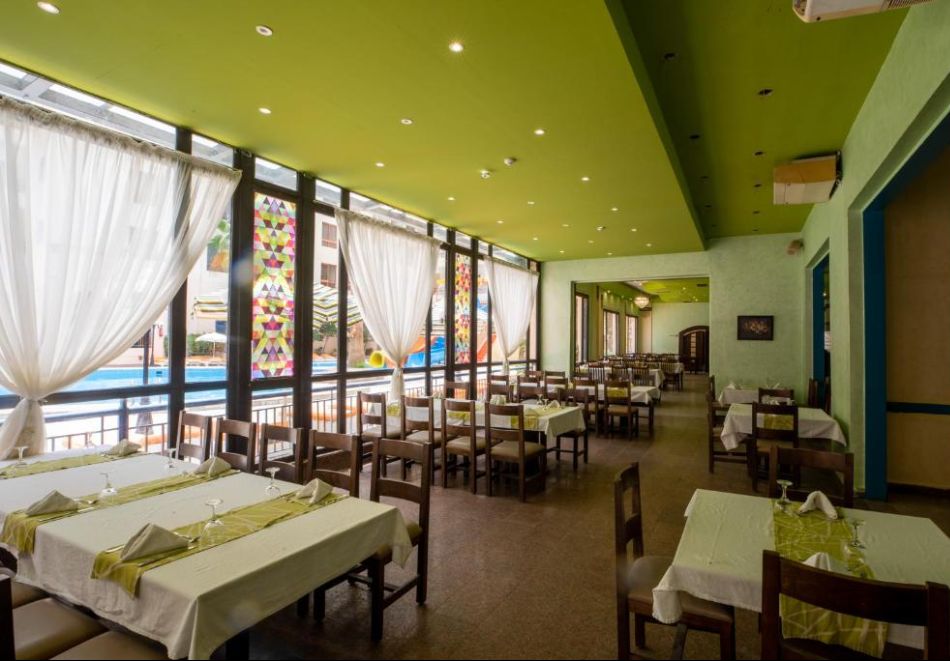 На първа линия в Хургада, Египет! Самолетен билет от София + 7 All Inclusive нощувки на човек в EMPIRE BEACH AQUA PARK, снимка 5