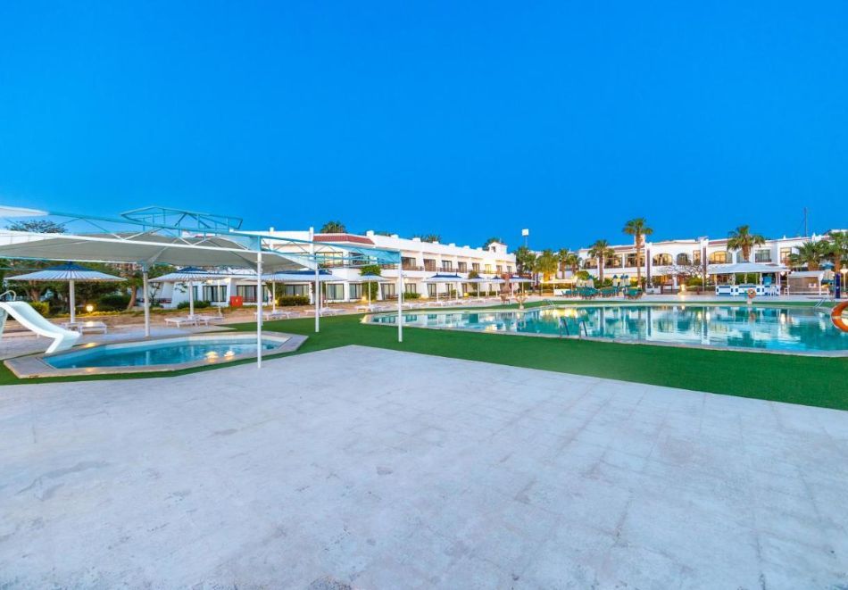 На първа линия в Хургада, Египет! Самолетен билет от София + 7 All Inclusive нощувки на човек в GRAND HOTEL 4*, снимка 3