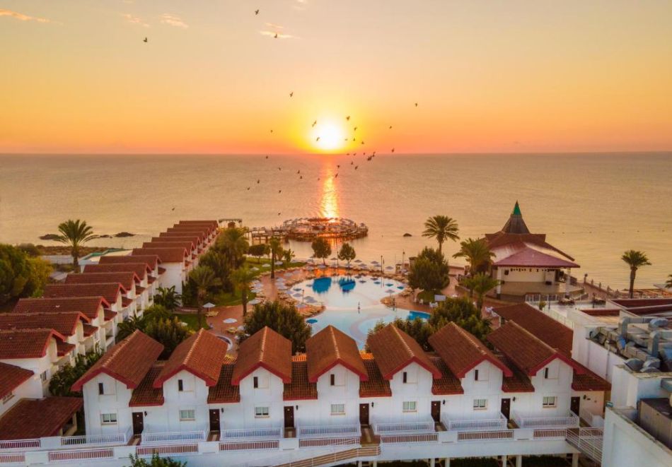 5-звездна Нова Година в Кипър! Самолетен билет + 5 нощувки на човек на база Ultra All Inclusive в хотел Salamis Bay Conti Hotel Resort & SPA & Casino 5*, снимка 2