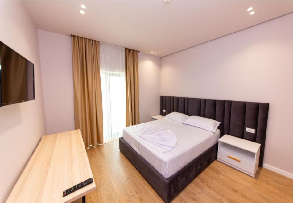 Ранни записвания на първа линия в Дурас, Албания! Автобусен транспорт от София + 6 нощувки със закуски и вечери на човек в хотел Alion 4* + чадър и жезлонг на плажа, снимка 4