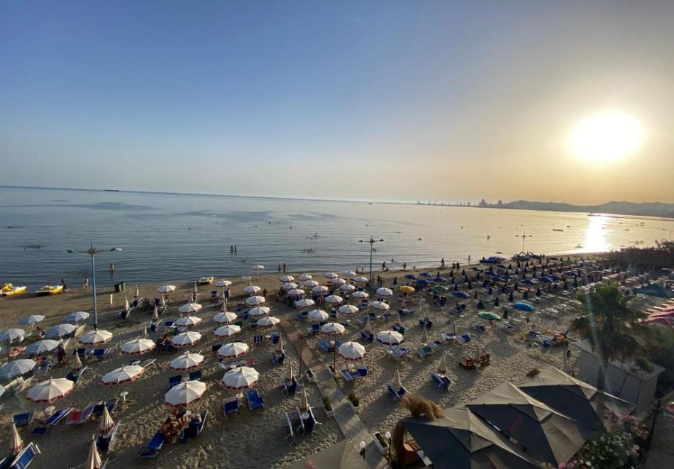 Ранни записвания на първа линия в Дурас, Албания! Автобусен транспорт от София + 6 нощувки със закуски и вечери на човек в хотел Alion 4* + чадър и жезлонг на плажа, снимка 6