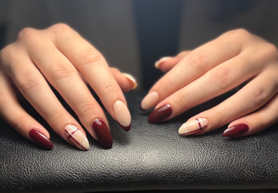 Маникюр с гел лак + сваляне на старо покритие от Студио за маникюр Ди Вижън, София, снимка 2