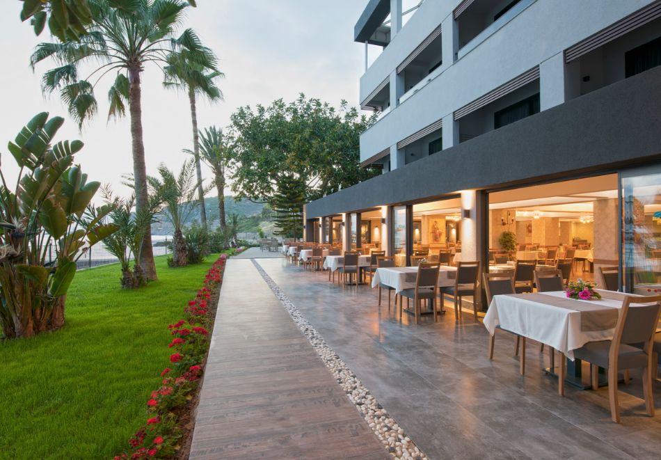 На първа линия в FLORIA BEACH HOTEL 4*, Алания, Турция 2026. Чартърен полет от София или Варна + 7 All Inclusive нощувки на човек + басейн и частен плаж, снимка 6