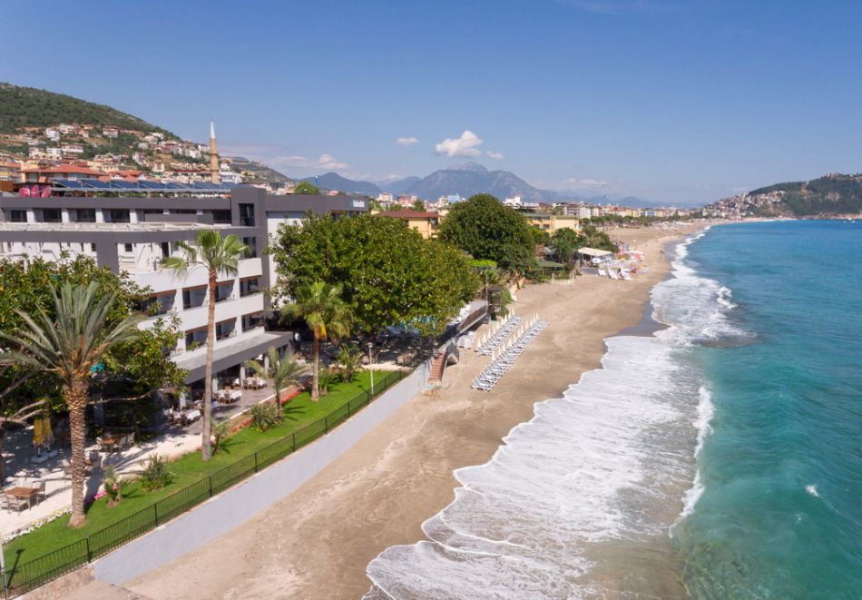 На първа линия в FLORIA BEACH HOTEL 4*, Алания, Турция 2026. Чартърен полет от София или Варна + 7 All Inclusive нощувки на човек + басейн и частен плаж, снимка 2