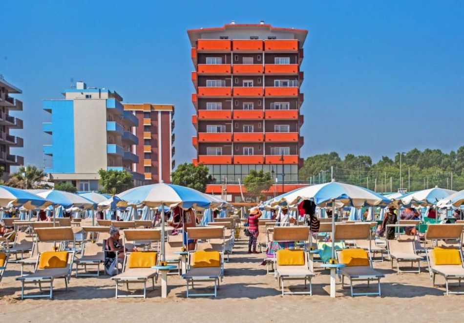 На първа линия в Римини, Италия 2026! Самолетен билет + 7 нощувки със закуски и вечери на човек в хотел PALAZZO CAVEJA, снимка 2