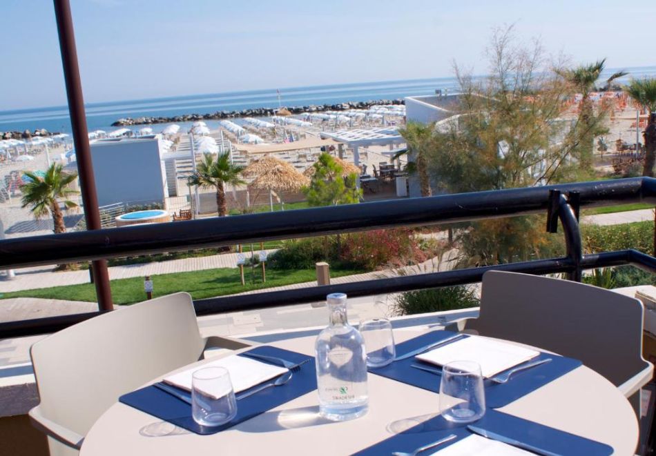 На първа линия в Римини, Италия 2026! Самолетен билет + 7 нощувки със закуски и вечери на човек в хотел PALAZZO CAVEJA, снимка 4