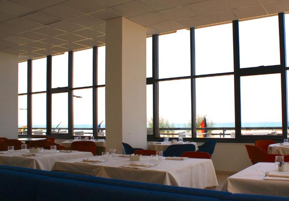 На първа линия в Римини, Италия 2026! Самолетен билет + 7 нощувки със закуски и вечери на човек в хотел PALAZZO CAVEJA, снимка 8