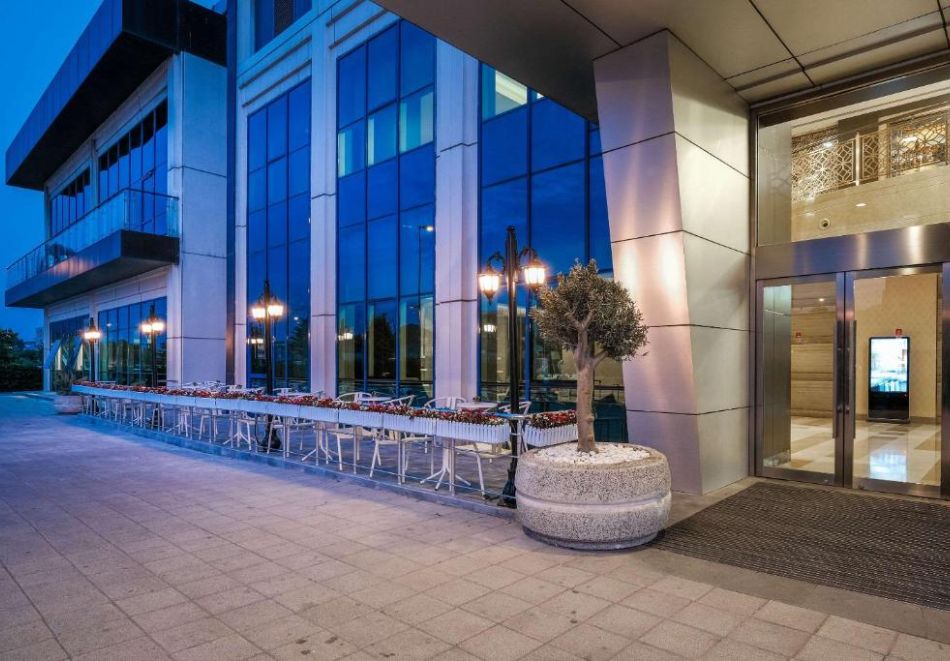 Нова Година в Истанбул! Автобусен транспорт от София или Плевен + 3 нощувки със закуски на човек в Clarion Hotel Istanbul Mahmutbey 5*. Възможност за Празнична вечеря с DJ и гост изпълнител Тони Дачева, снимка 3