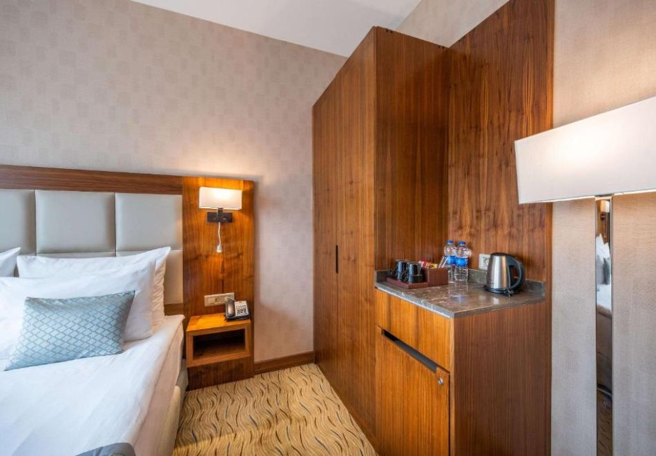 Нова Година в Истанбул! Автобусен транспорт от София или Плевен + 3 нощувки със закуски на човек в Clarion Hotel Istanbul Mahmutbey 5*. Възможност за Празнична вечеря с DJ и гост изпълнител Тони Дачева, снимка 6