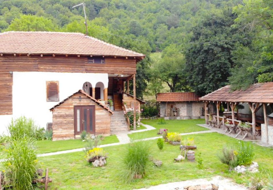 Свети Валентин в Етно село Стара Планина, Сърбия! Транспорт + 1 нощувка на човек със закуска и вечеря с жива музика и напитки без лимит + посещение на Пирот, Цариброд и Темски манастир, снимка 4