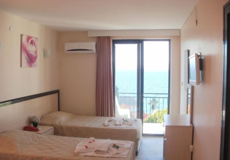 Ранни записвания на 100м. от плажа в Кушадасъ, Турция! Автобусен транспорт + 7 нощувки със закуски и вечери на човек в хотел Melike, снимка 4