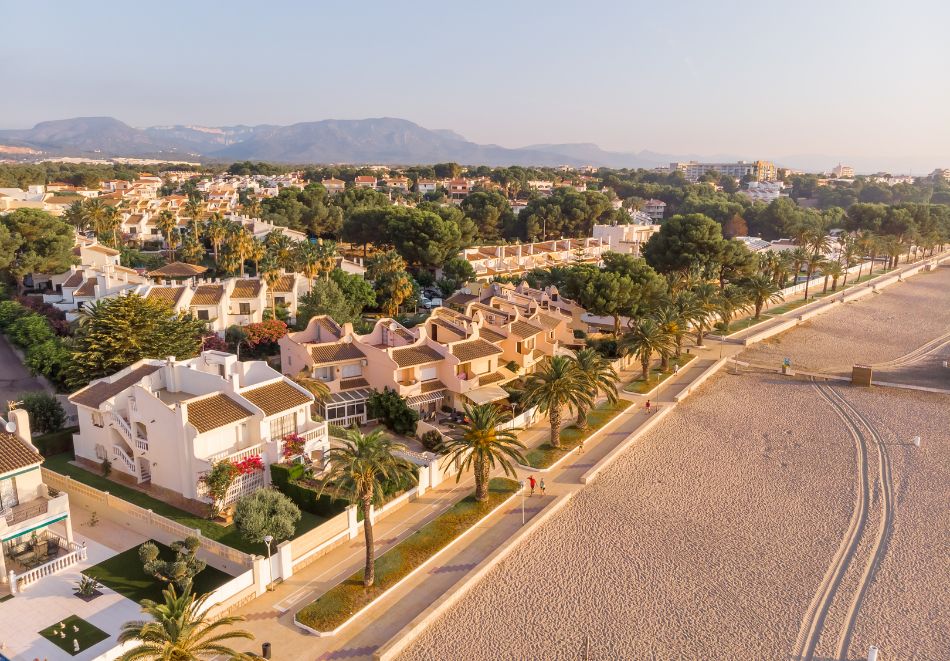 Класически обиколен тур на Испания: Самолетен билет от Варна + 7 нощувки на човек със закуски + обиколка на Барселона, Мадрид и Валенсия, снимка 5