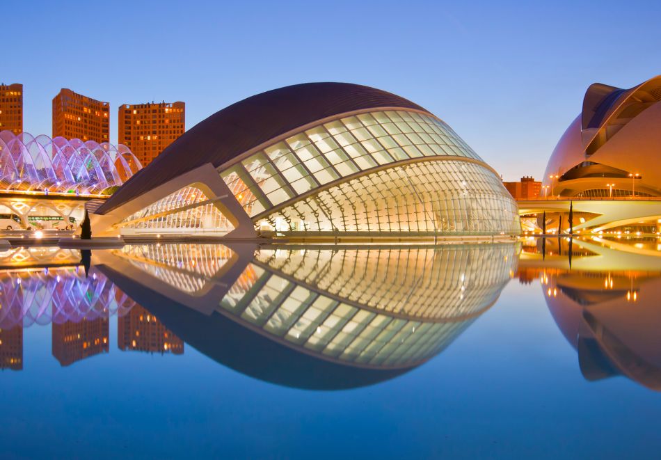 Класически обиколен тур на Испания: Самолетен билет от Варна + 7 нощувки на човек със закуски + обиколка на Барселона, Мадрид и Валенсия, снимка 7