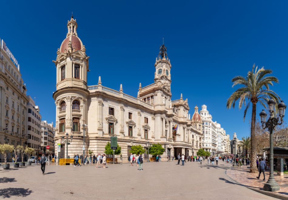 Класически обиколен тур на Испания: Самолетен билет от Варна + 7 нощувки на човек със закуски + обиколка на Барселона, Мадрид и Валенсия, снимка 2