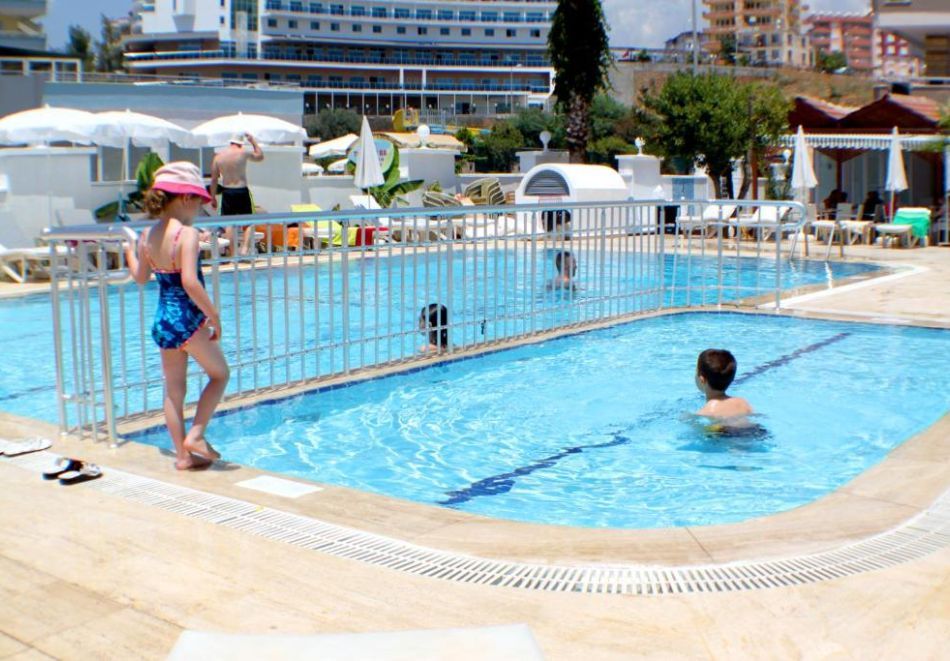 На първа линия в Алания, Турция: Полет от София + 7 All Inclusive нощувки на човек в Bora Bora Butik hotel, снимка 3