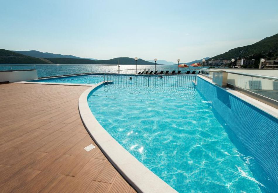 На първа линия в курорта Неум, Босна и Херцеговина: Полет от София + 3 нощувки на човек със закуски и вечери в Hotel Sunce 4* + екскурзия до град Мостар и водопадите Кравиц, снимка 3