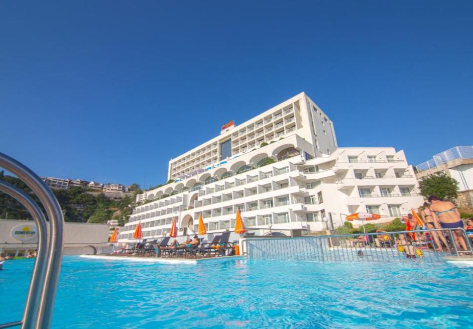 На първа линия в курорта Неум, Босна и Херцеговина: Полет от София + 3 нощувки на човек със закуски и вечери в Hotel Sunce 4* + екскурзия до град Мостар и водопадите Кравиц, снимка 2