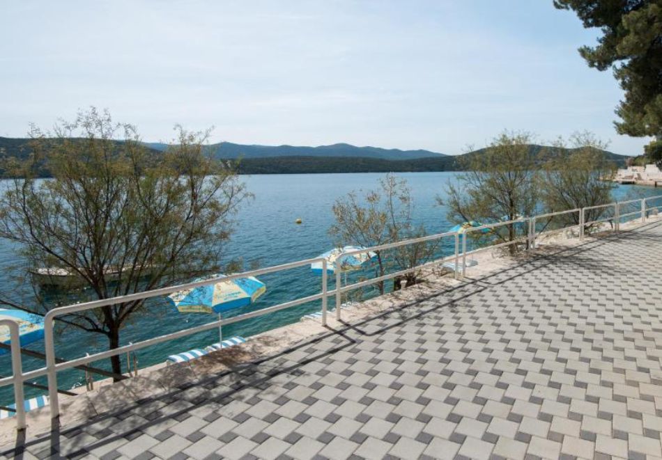 На първа линия в курорта Неум, Босна и Херцеговина: Полет от София + 3 нощувки на човек със закуски и вечери в Nova 4* + екскурзия до град Мостар и водопадите Кравиц, снимка 15