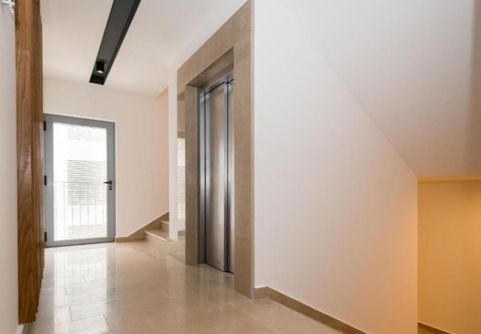 На първа линия в курорта Неум, Босна и Херцеговина: Полет от София + 3 нощувки на човек със закуски и вечери в Nova 4* + екскурзия до град Мостар и водопадите Кравиц, снимка 14