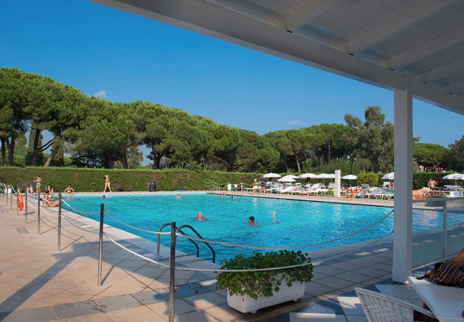 Ранни записвания на метри от плажа в Кампания, Италия: Полет от София + 7 нощувки на човек със закуски и вечери в хотел La Serra Italy Village Beach Resort 4* + басейн, чадър и шезлонг на плажа, снимка 4