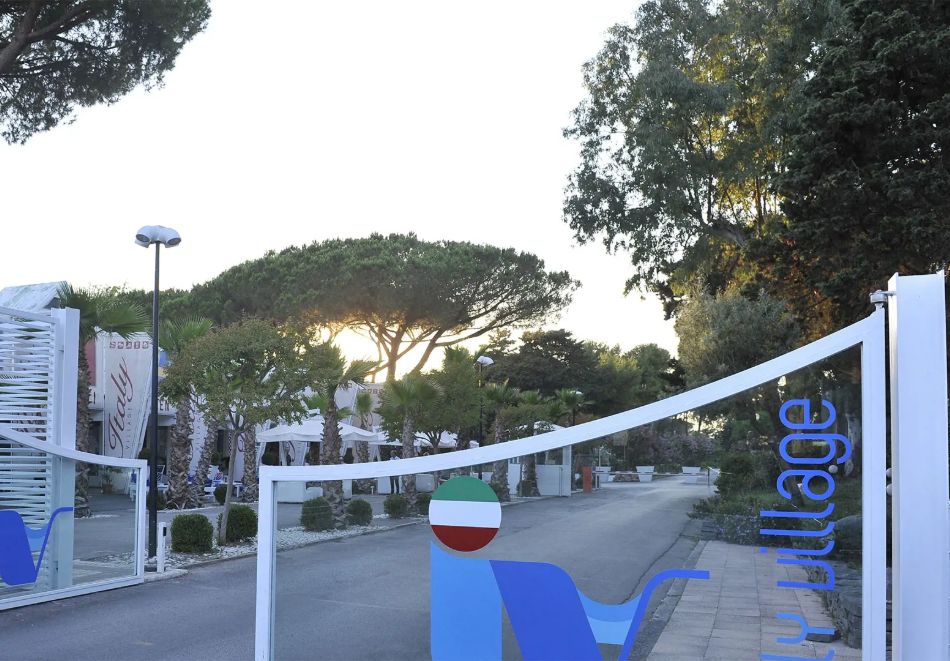 Ранни записвания на метри от плажа в Кампания, Италия: Полет от София + 7 нощувки на човек със закуски и вечери в хотел La Serra Italy Village Beach Resort 4* + басейн, чадър и шезлонг на плажа, снимка 9