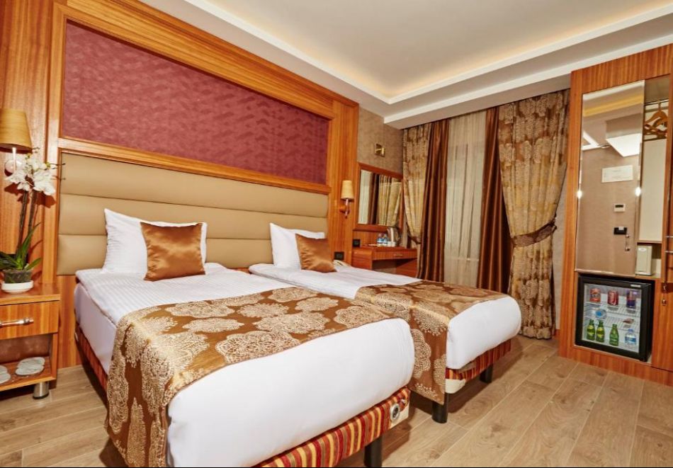 Фестивал на лалето в Истанбул, Турция: Автобусен транспорт + 3 нощувки на човек със закуски + бонус посещение на парк Емирган, снимка 6