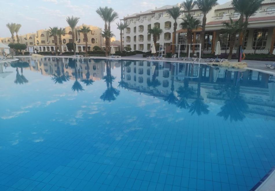 На първа линия в Хургада, Египет: Полет от София + 7 All Inclusive нощувки на човек в ROYAL LAGOONS RESORT & AQUAPARK 5*, снимка 4