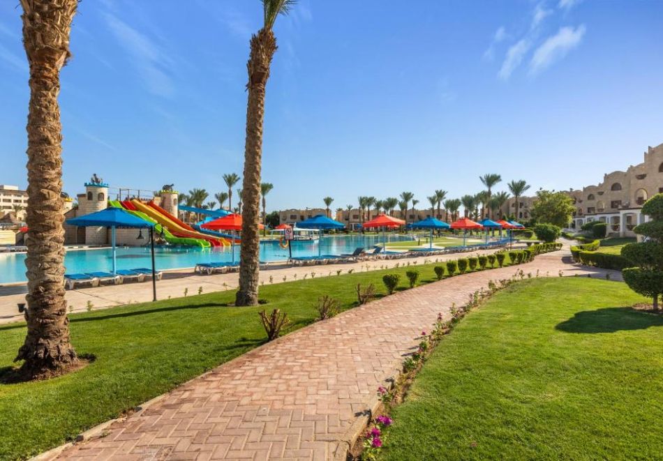 На първа линия в Хургада, Египет: Полет от София + 7 All Inclusive нощувки на човек в ROYAL LAGOONS RESORT & AQUAPARK 5*, снимка 12