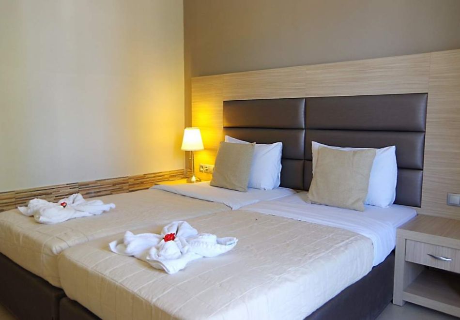 Великден на остров Тасос, Гърция: 3 нощувки на човек със закуски, 2 вечери и празничен обяд с традиционна гръцка програма + басейн в хотел Rachoni Bay 3* от ТА Йонека Турс. С възможност за транспорт от София или Варна!, снимка 3