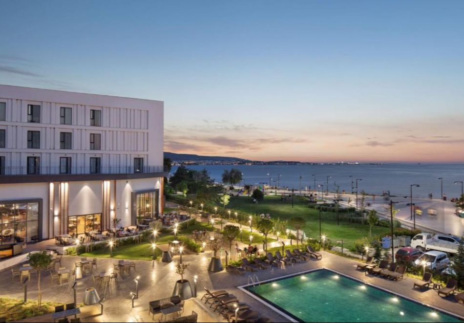 Великден в Чанаккале, Турция: 3 нощувки на човек със закуски и празничен обяд с DJ + басейн и релакс зона в хотел Hilton 5* от ТА Йонека Турс. С възможност за транспорт от Варна или София, снимка 2