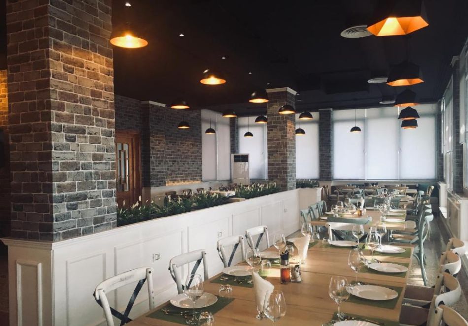 Почивка на първа линия в Дуръс, Албания: Транспорт + 7 нощувки на човек със закуски и вечери в хотел Kamomil, снимка 2