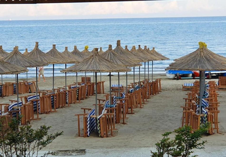 Почивка на първа линия в Дуръс, Албания: Транспорт + 7 нощувки на човек със закуски и вечери в хотел Kamomil, снимка 3