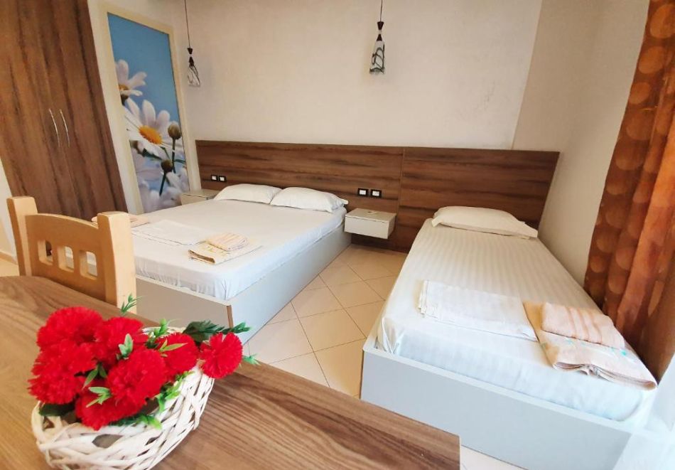 Почивка на първа линия в Дуръс, Албания: Транспорт + 7 нощувки на човек със закуски и вечери в хотел Kamomil, снимка 6