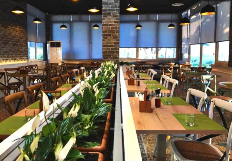 Почивка на първа линия в Дуръс, Албания: Транспорт + 7 нощувки на човек със закуски и вечери в хотел Kamomil, снимка 8