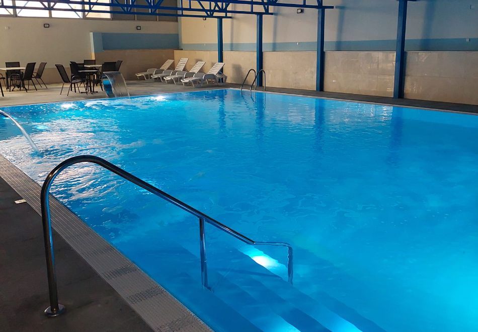 Почивка на първа линия в Дуръс, Албания: Транспорт + 7 нощувки на човек със закуски и вечери в хотел Kamomil, снимка 12