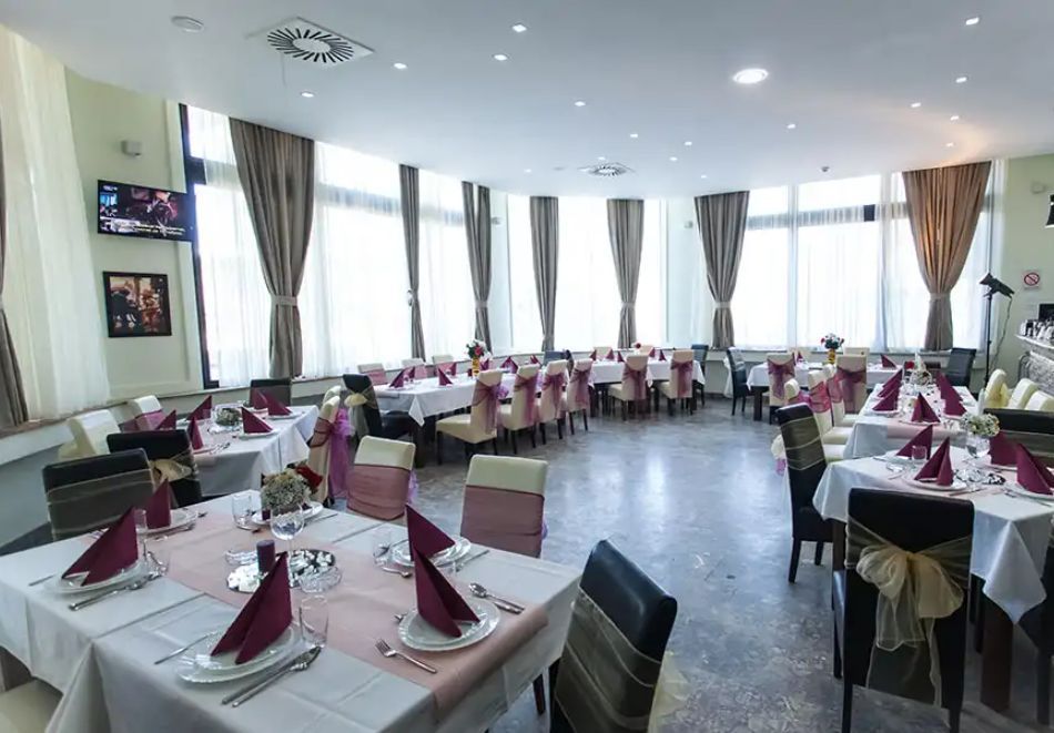 Почивка на първа линия в Дуръс, Албания: Транспорт + 7 нощувки на човек със закуски и вечери в хотел Kamomil, снимка 15