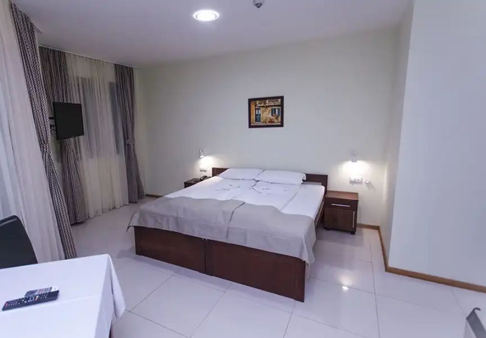 Почивка на първа линия в Дуръс, Албания: Транспорт + 7 нощувки на човек със закуски и вечери в хотел Kamomil, снимка 16