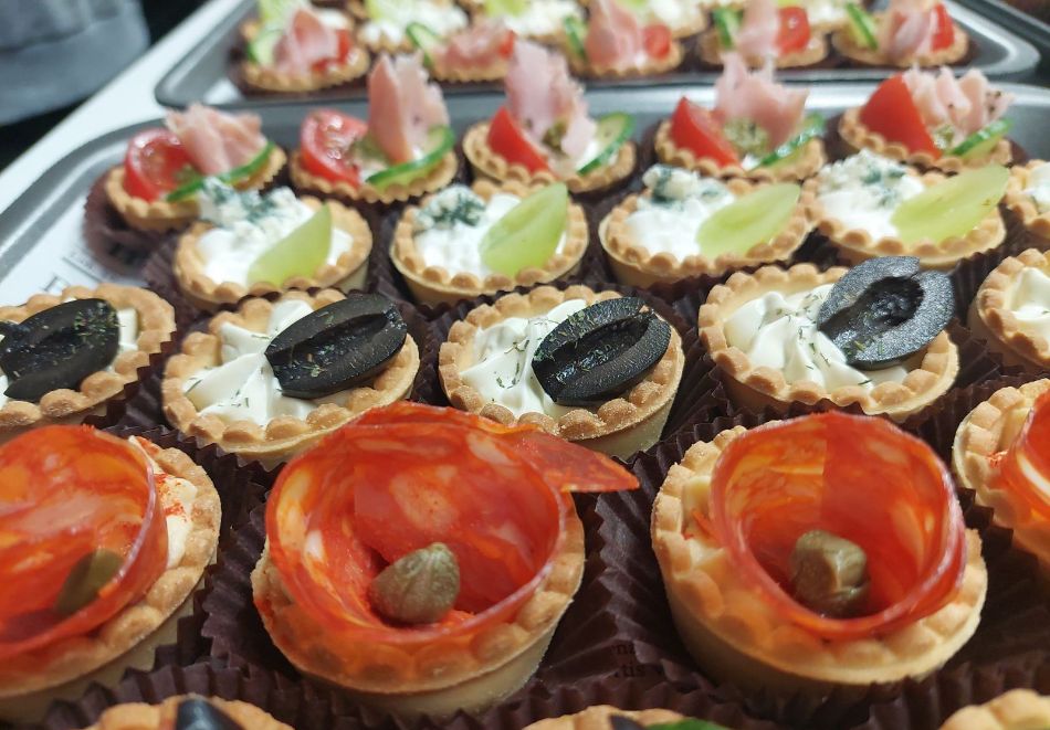 Сет Рожден ден: 180 бр. солени и сладки коктейлни хапки в 6 плата от Деличи кетъринг, София, снимка 4