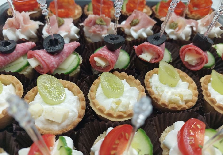 Сет Рожден ден: 180 бр. солени и сладки коктейлни хапки в 6 плата от Деличи кетъринг, София, снимка 6