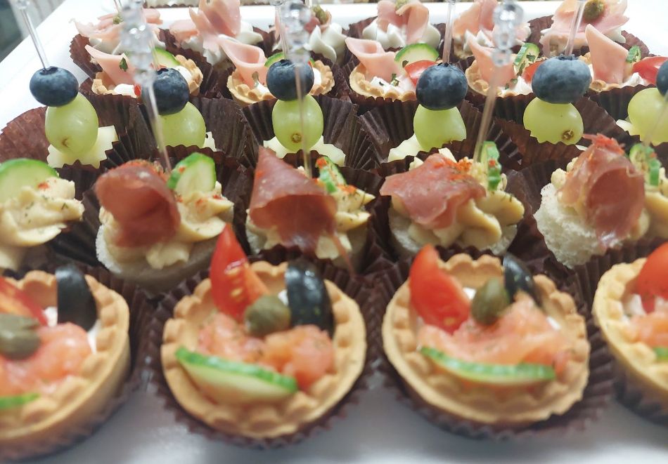 Сет Рожден ден: 180 бр. солени и сладки коктейлни хапки в 6 плата от Деличи кетъринг, София, снимка 2