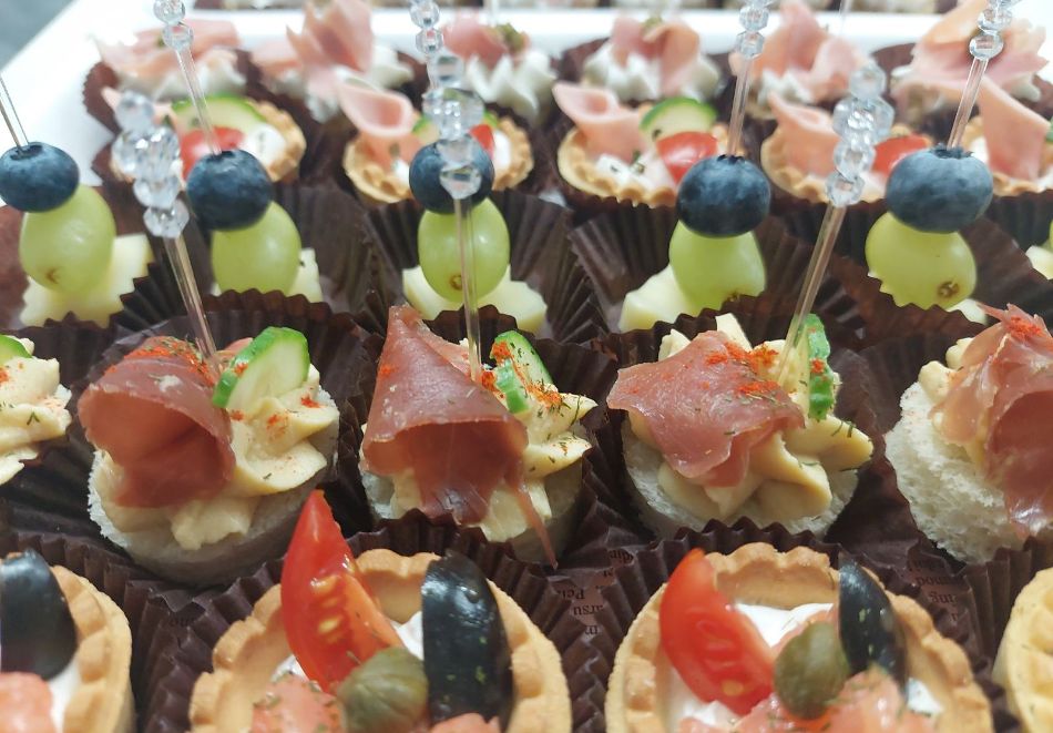 Сет Рожден ден: 180 бр. солени и сладки коктейлни хапки в 6 плата от Деличи кетъринг, София, снимка 3