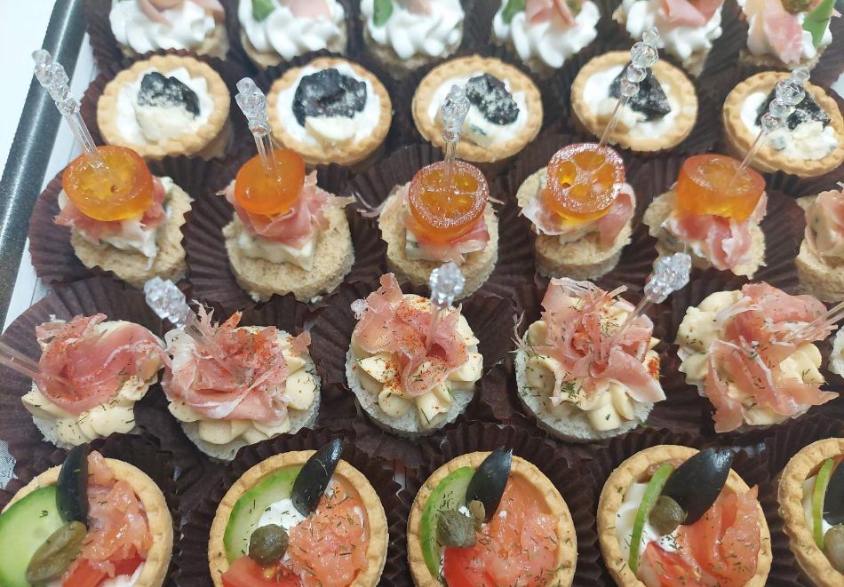 Сет Рожден ден: 180 бр. солени и сладки коктейлни хапки в 6 плата от Деличи кетъринг, София, снимка 7