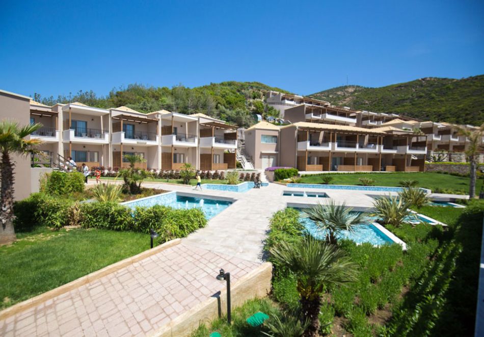 На първа линия на о. Тасос, Гърция: Нощувка на човек със закуска и вечеря + басейн, чадър и шезлонг на плажа в Thassos Grand Resort 5*. Дете до 6г. БЕЗПЛАТНО!, снимка 2