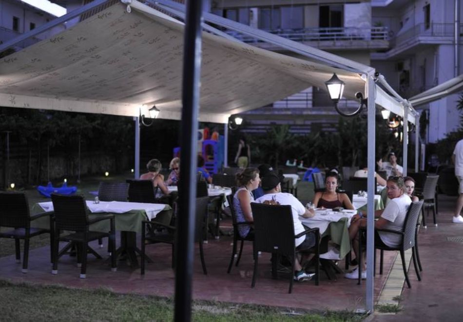 Ранни записвания на 50м. от плажа на о. Крит, Гърция: Полет от София + 7 нощувки на човек със закуски и вечери в хотел Porto Plaza***, снимка 6